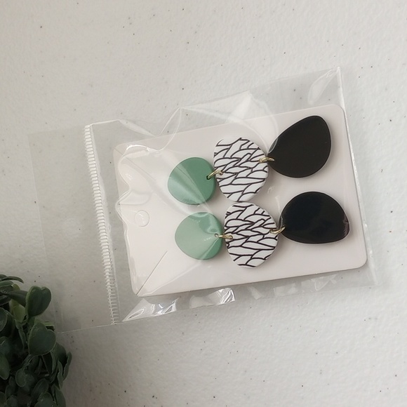 Hanging Earrings With Leaf Pattern - Picture 8 of 9